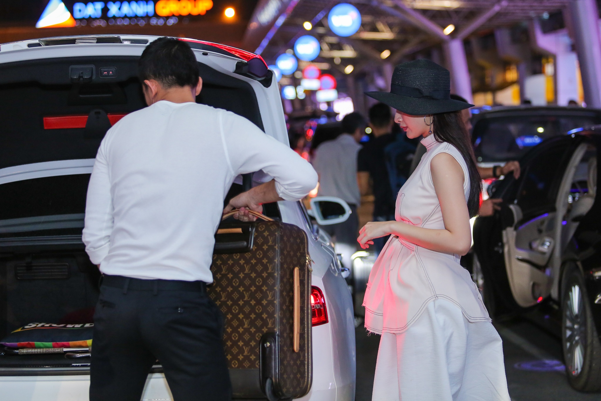 Angela Phuong Trinh tinh tu cung Vo Canh o san bay anh 6