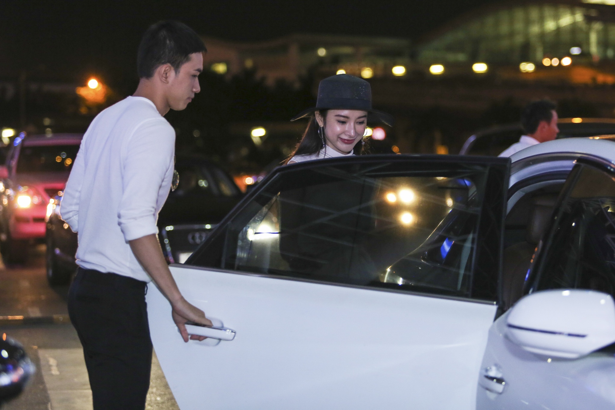 Angela Phuong Trinh tinh tu cung Vo Canh o san bay anh 7