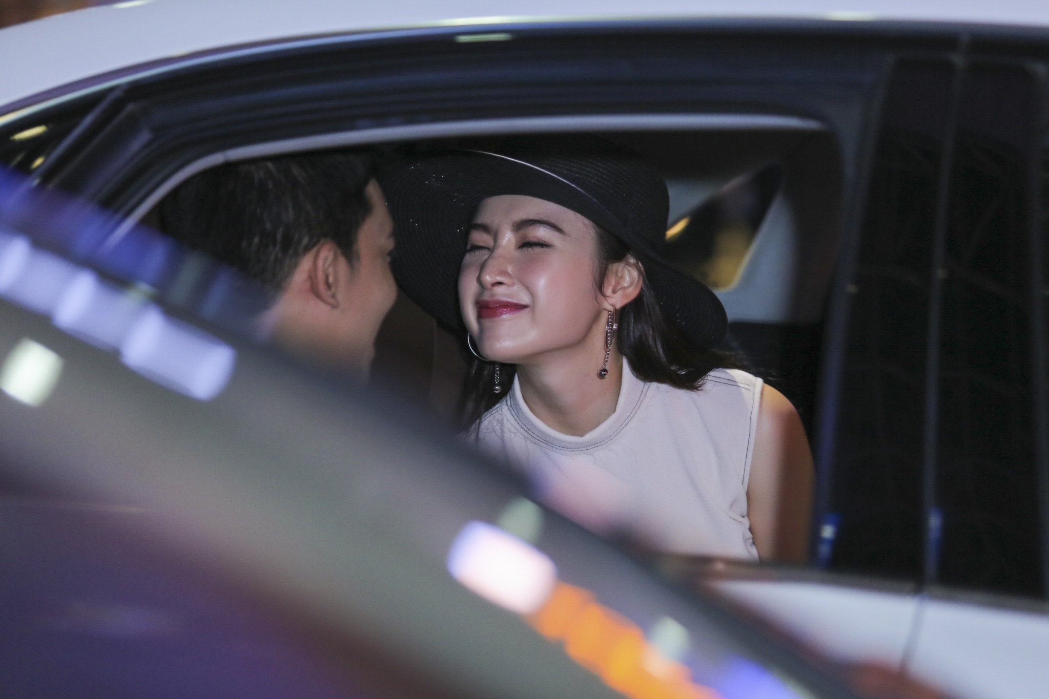 Angela Phuong Trinh tinh tu cung Vo Canh o san bay anh 8