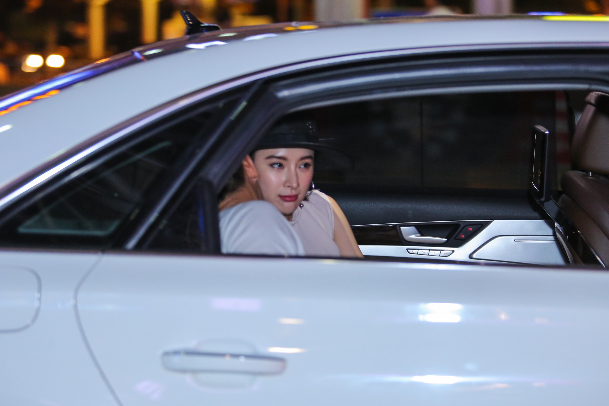 Angela Phuong Trinh tinh tu cung Vo Canh o san bay anh 9