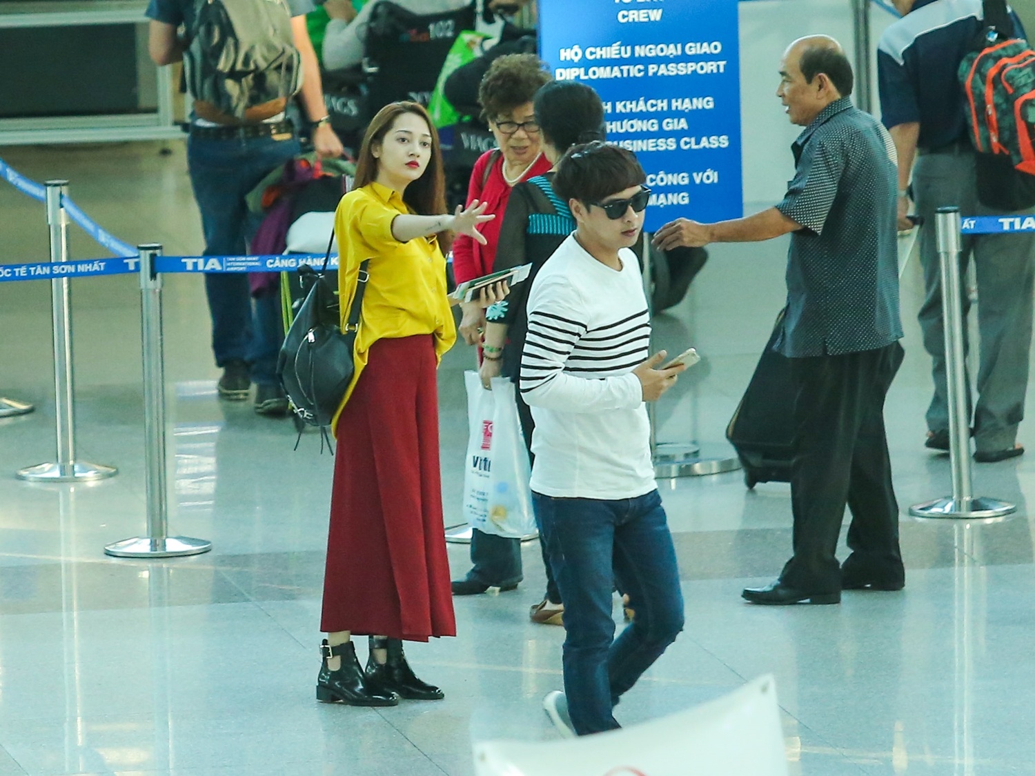 Bao Anh nam chat tay Ho Quang Hieu o san bay anh 10