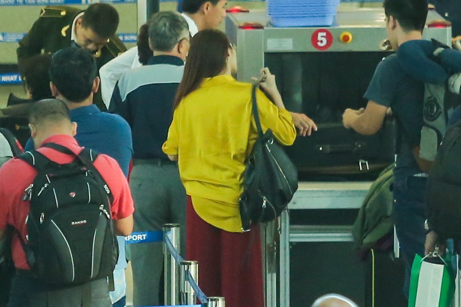 Bao Anh nam chat tay Ho Quang Hieu o san bay anh 11