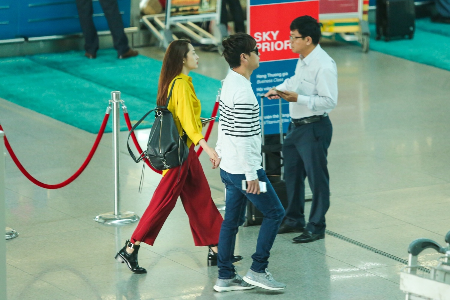 Bao Anh nam chat tay Ho Quang Hieu o san bay anh 8