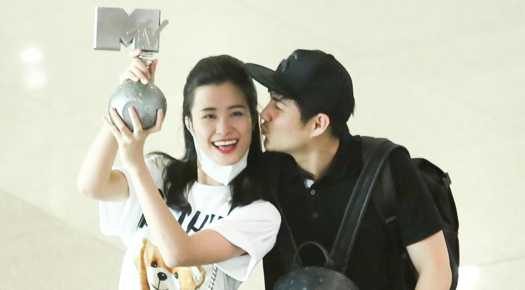 Dong Nhi gio cup MTV EMA khoe voi fan tai san bay hinh anh