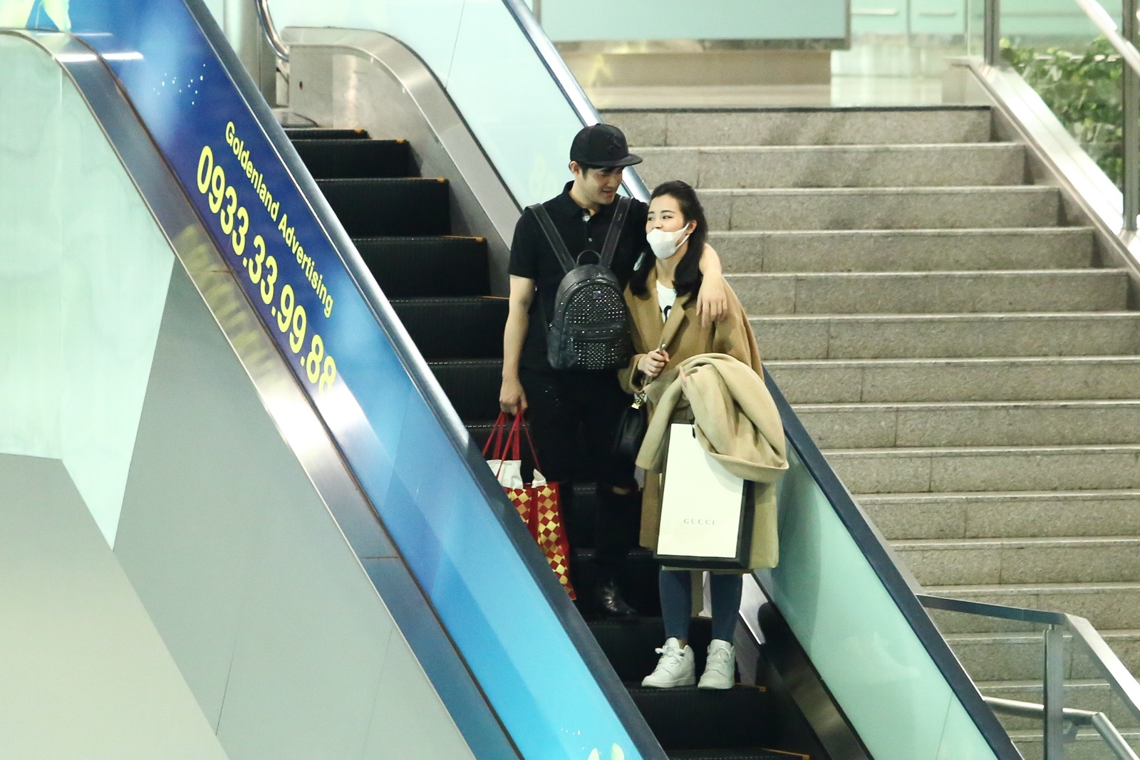 Dong Nhi khoe cup MTV EMA giua san bay anh 1