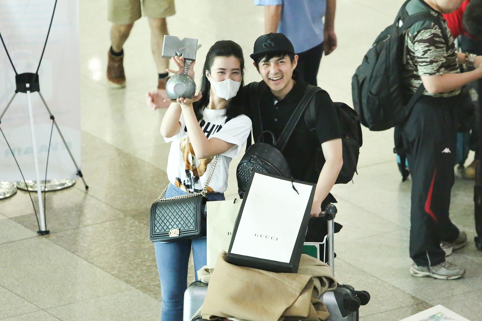 Dong Nhi khoe cup MTV EMA giua san bay anh 3