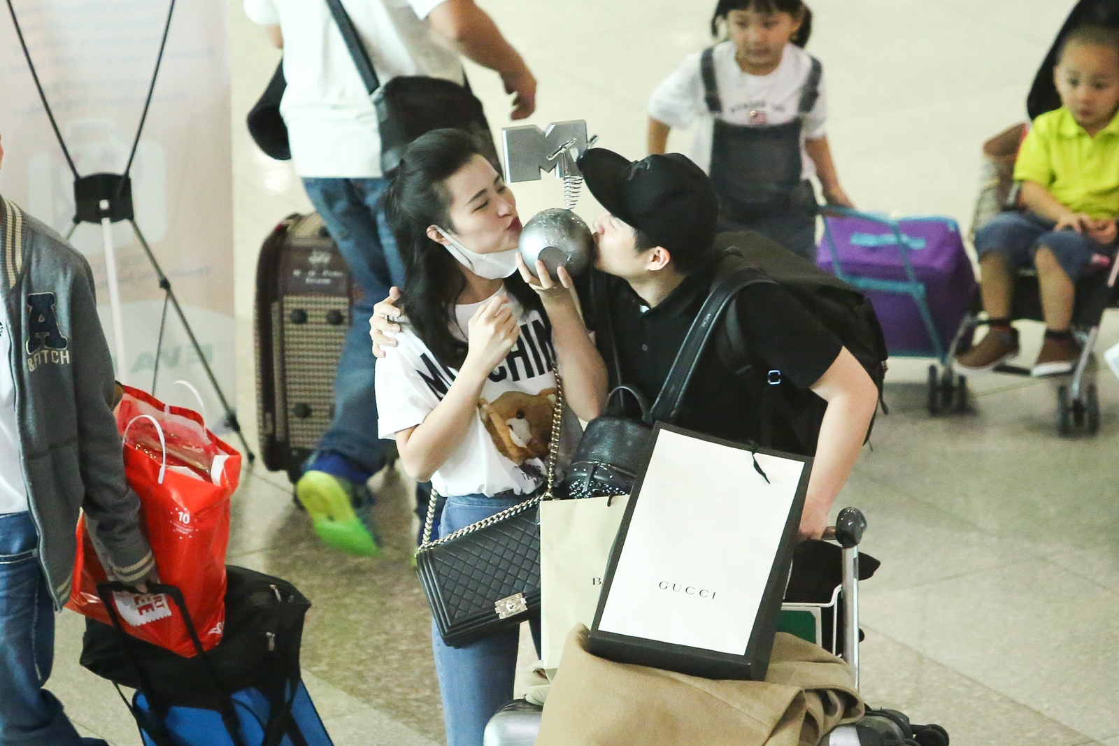 Dong Nhi khoe cup MTV EMA giua san bay anh 2