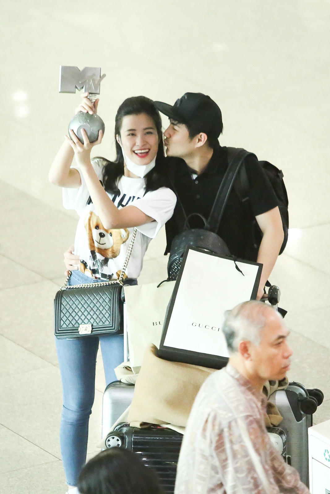 Dong Nhi khoe cup MTV EMA giua san bay anh 4