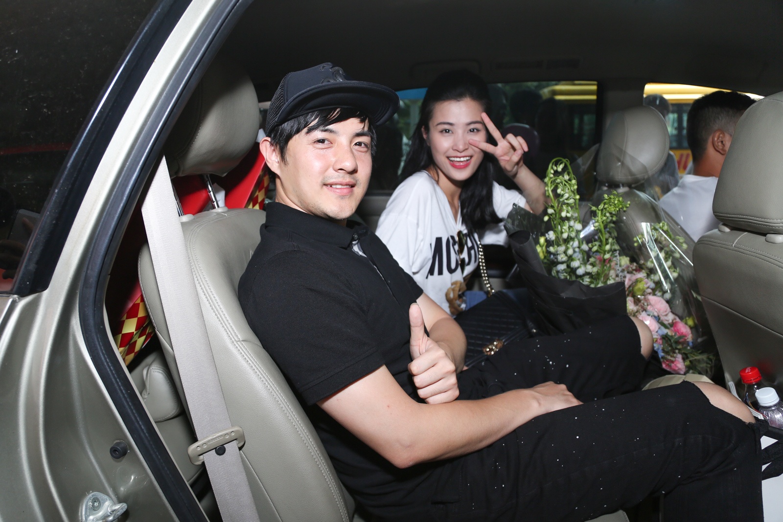 Dong Nhi khoe cup MTV EMA giua san bay anh 9