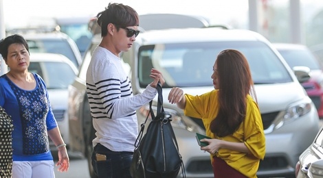 Ho Quang Hieu nam chat tay tien Bao Anh di luu dien hinh anh