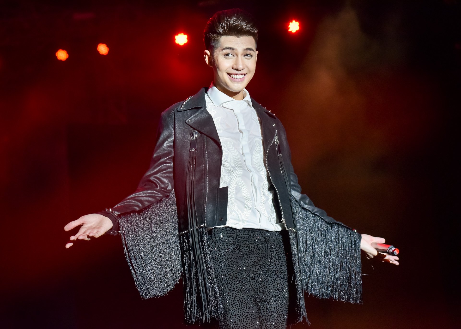 Ho Ngoc Ha,  Noo Phuoc Thinh mang sieu xe len san khau anh 13