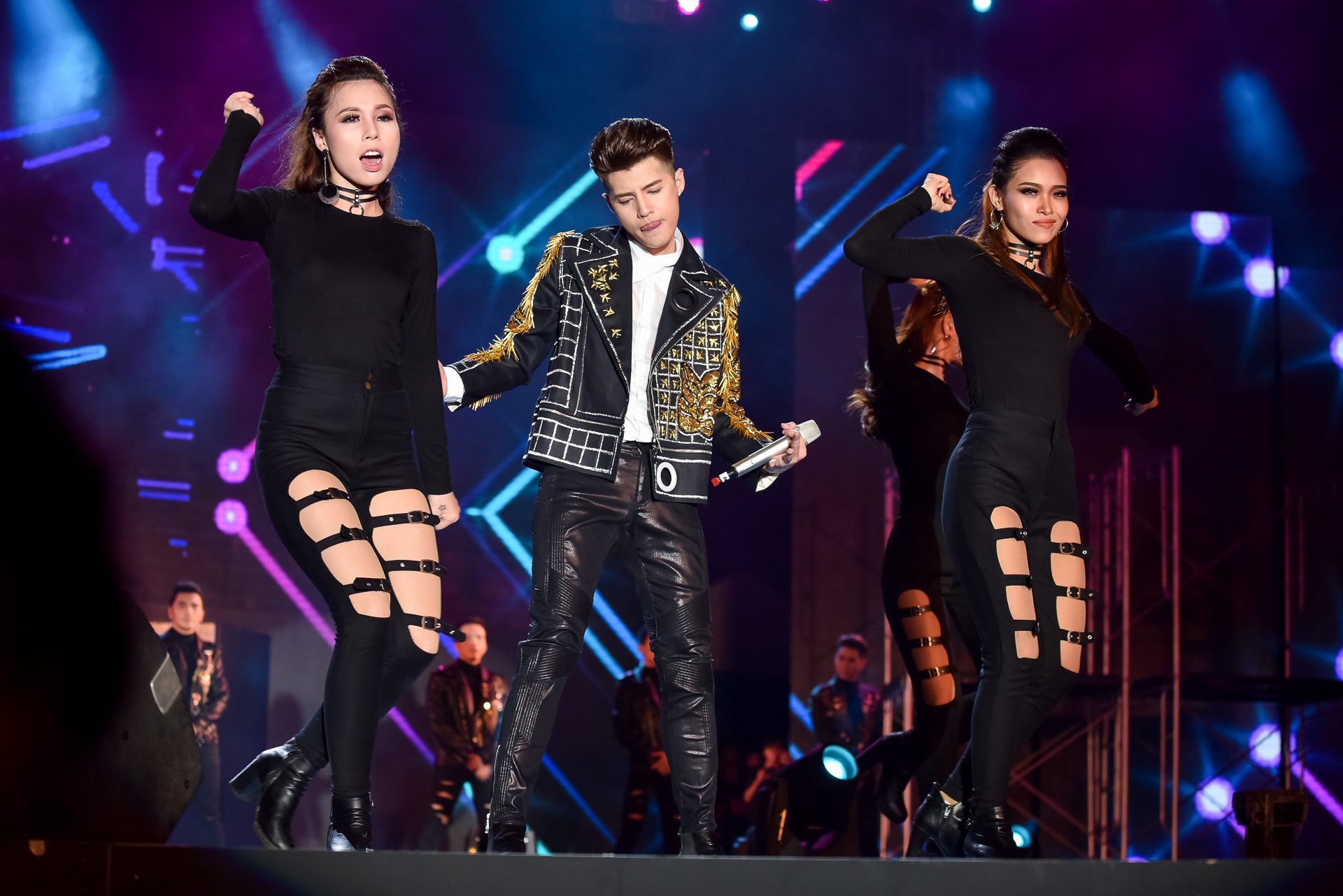 Ho Ngoc Ha,  Noo Phuoc Thinh mang sieu xe len san khau anh 14