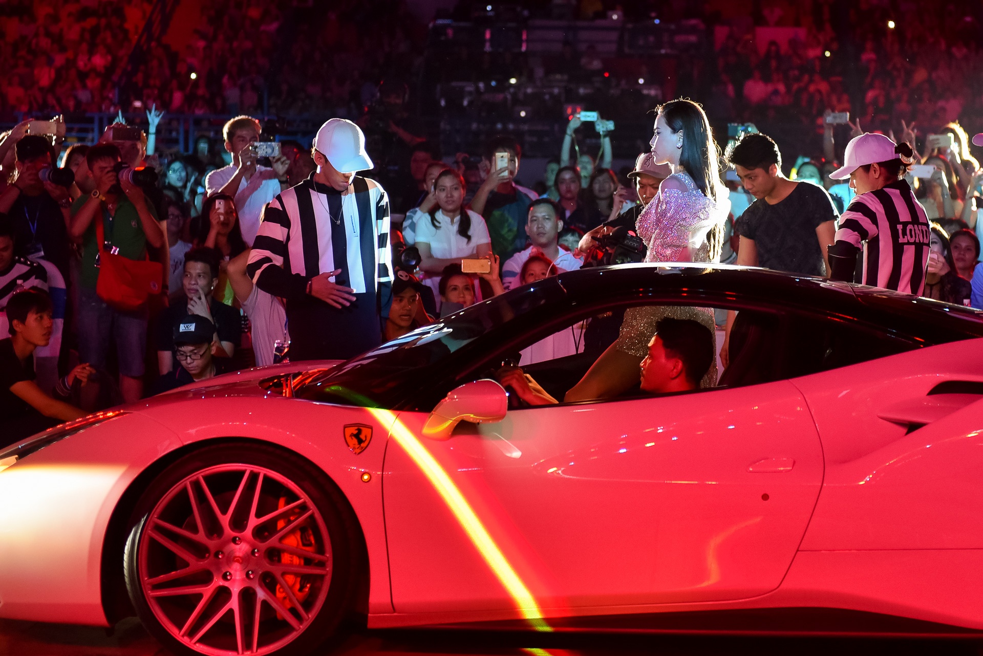 Ho Ngoc Ha,  Noo Phuoc Thinh mang sieu xe len san khau anh 2