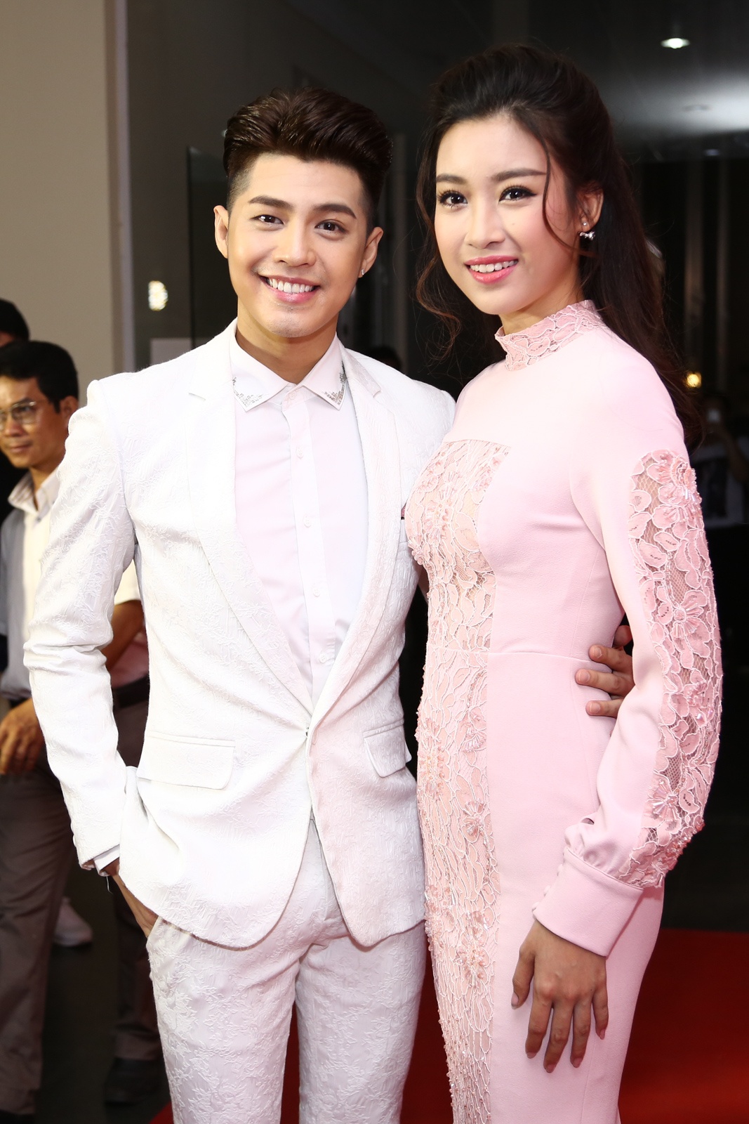 Noo Phuoc Thinh om eo hoa hau Do My Linh anh 2