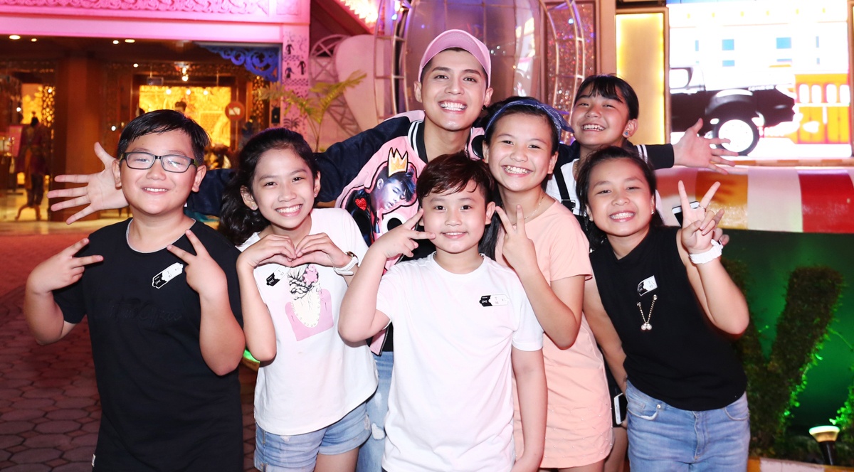 Noo Phuoc Thinh dan hoc tro di du lich sau live show hinh anh