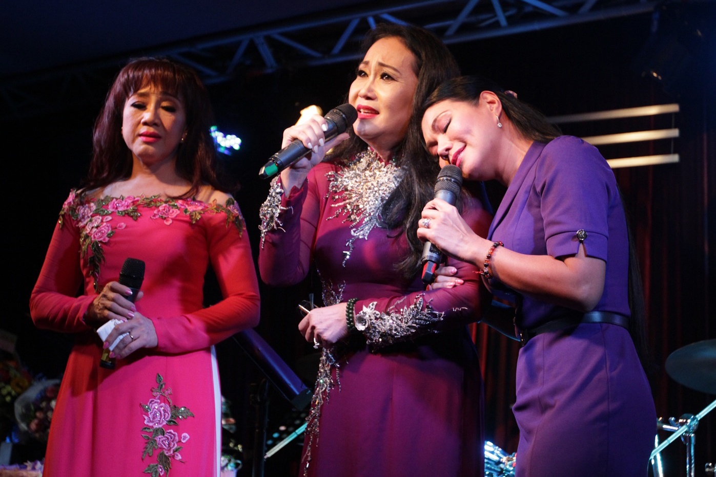 Ngoc Huyen xuat hien tai phong tra o Sai Gon anh 3