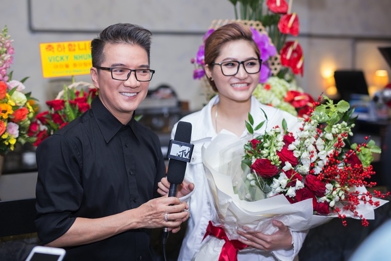 Dam Vinh Hung chuc mung minishow Vicky Nhung anh 2