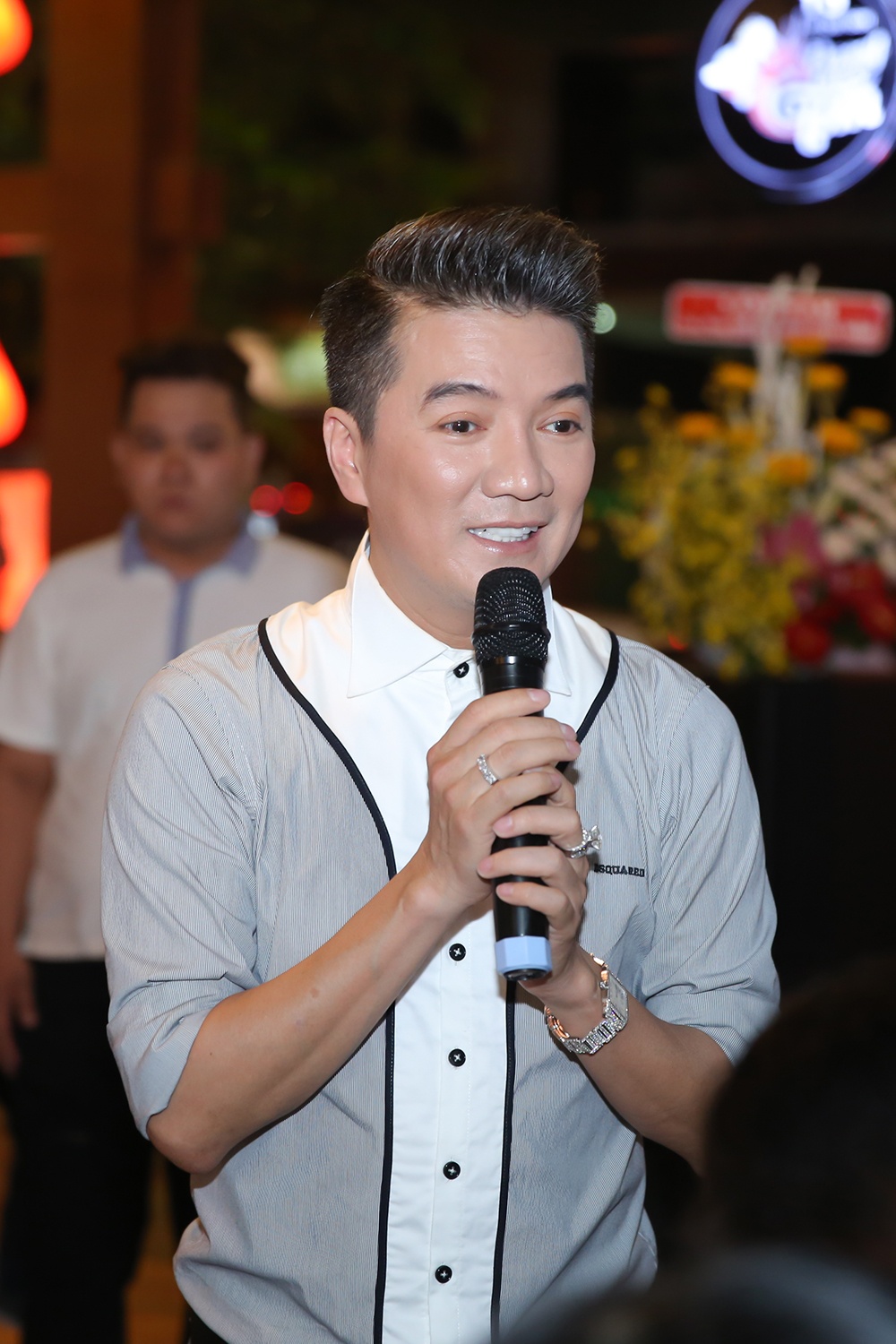 Đàm Vĩnh Hưng giúp học trò Thạch Sớt lập nghiệp ảnh 1 Dam Vinh Hung giup hoc tro Thach Sot lap nghiep anh 1