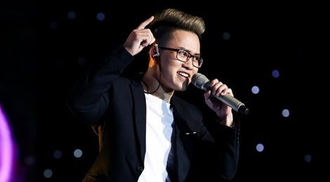 Chang trai cong khai la nguoi chuyen gioi o Sing My Song hinh anh