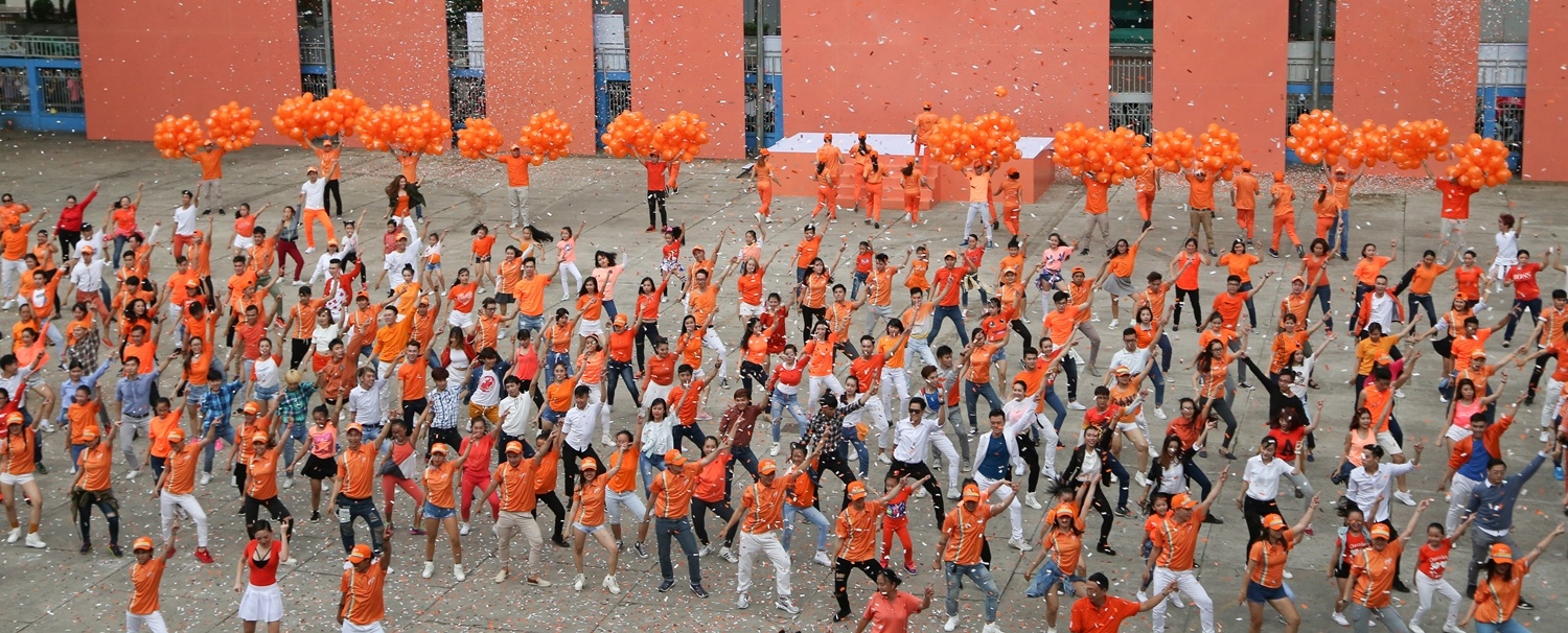 Toc Tien nhay flashmob giua troi nang anh 1