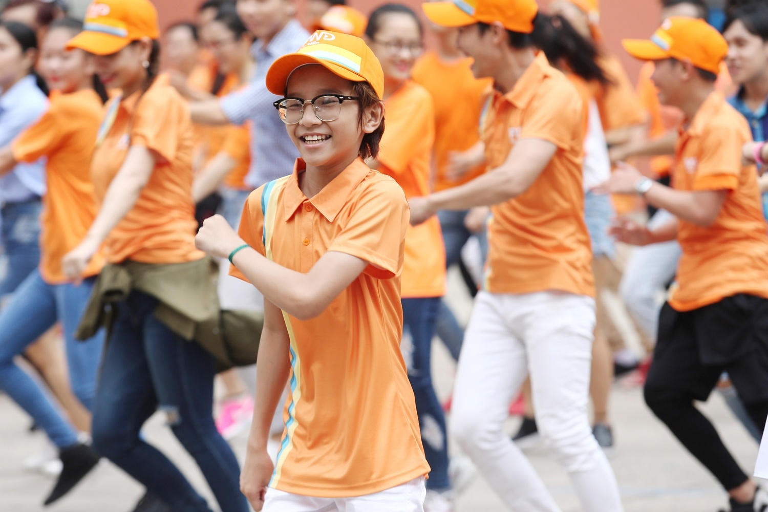 Toc Tien nhay flashmob giua troi nang anh 8