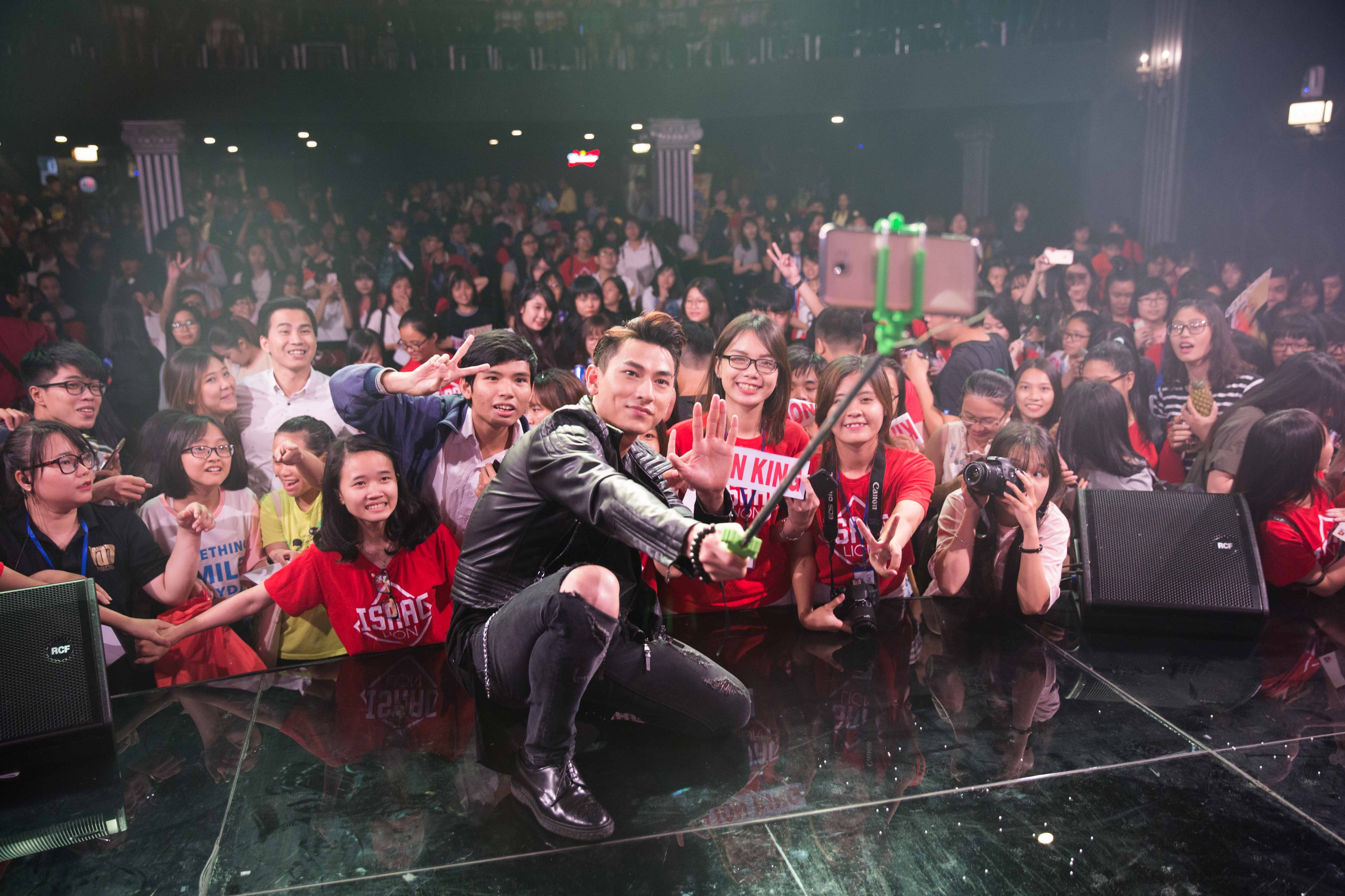 Issac soi dong trong fan meeting dau tien anh 10