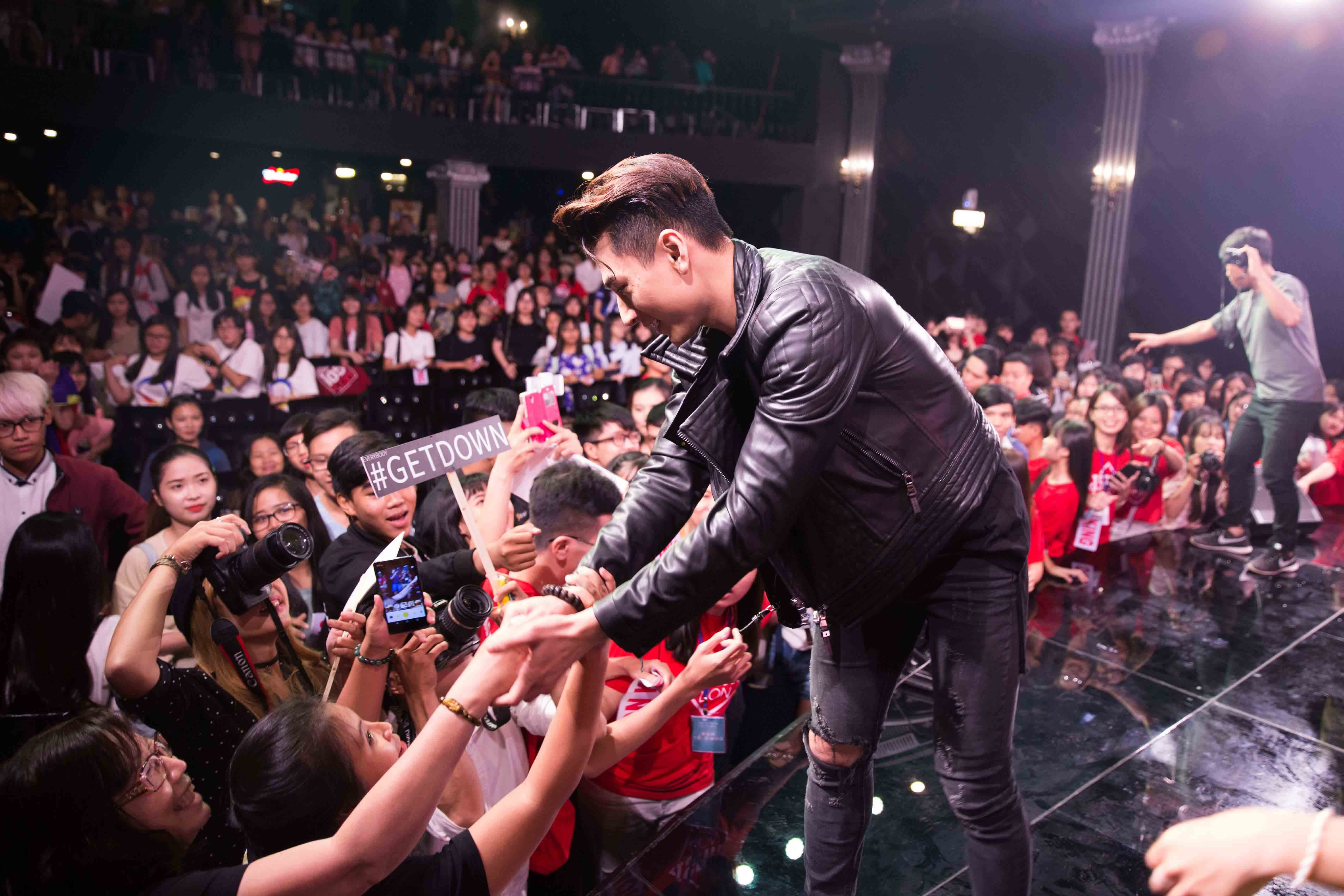 Issac soi dong trong fan meeting dau tien anh 9