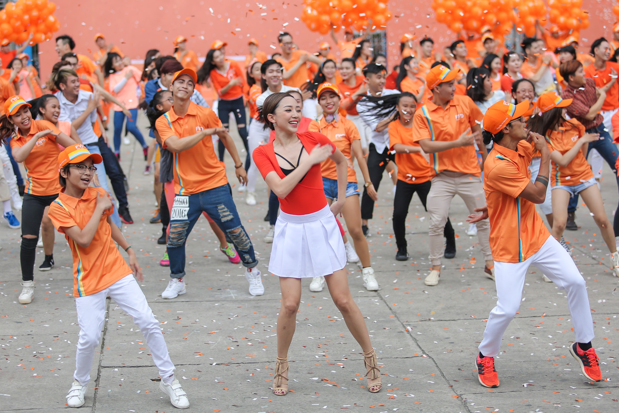 Toc Tien nhay flashmob giua troi nang anh 4