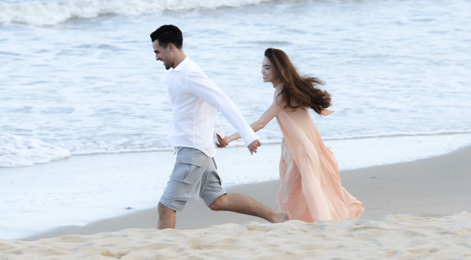 Ho Ngoc Ha nam tay trai Tay tren bo bien hinh anh