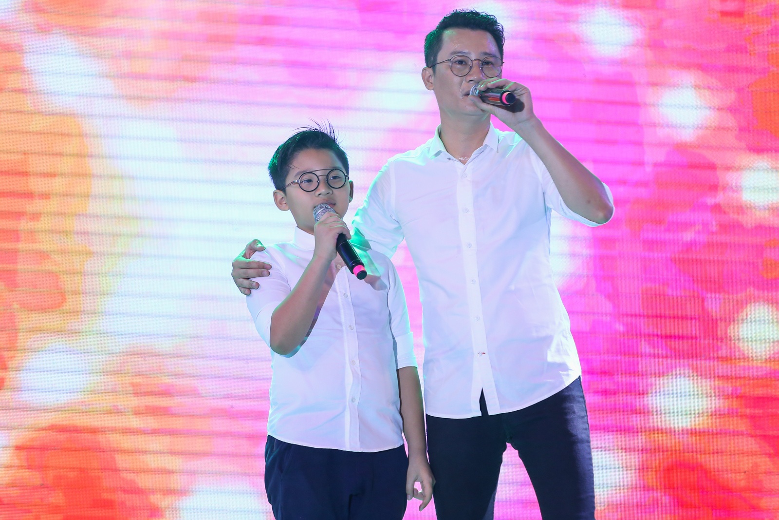 Pham Huong,  Phan Anh hoi ngo o su kien anh 6