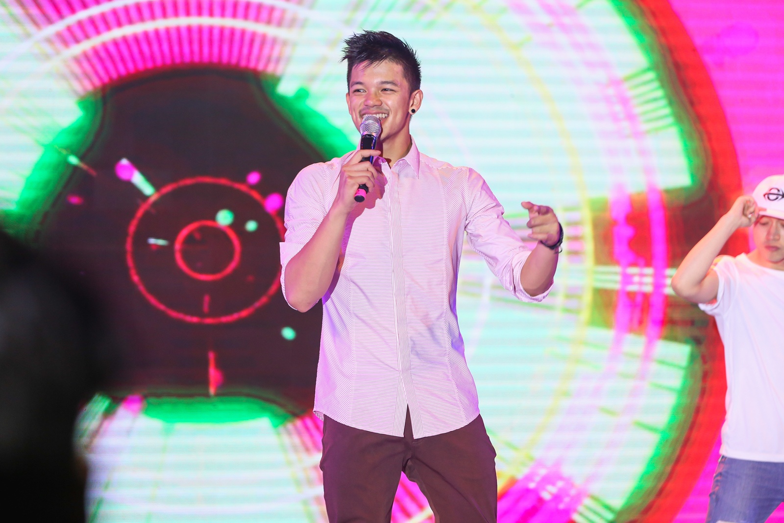 Pham Huong,  Phan Anh hoi ngo o su kien anh 7