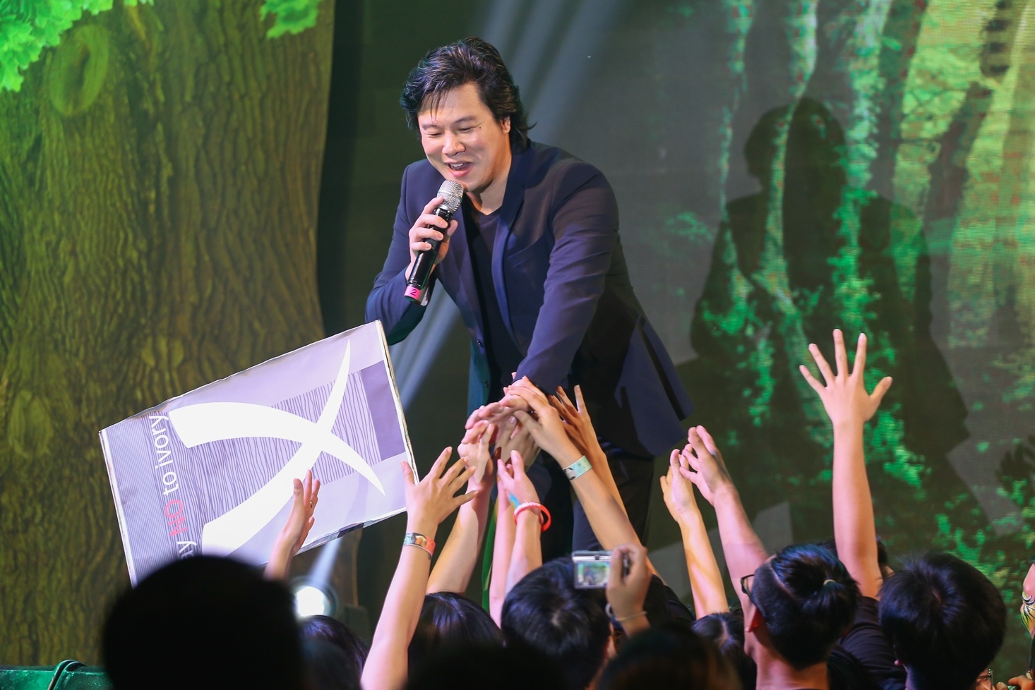 Pham Huong,  Phan Anh hoi ngo o su kien anh 8