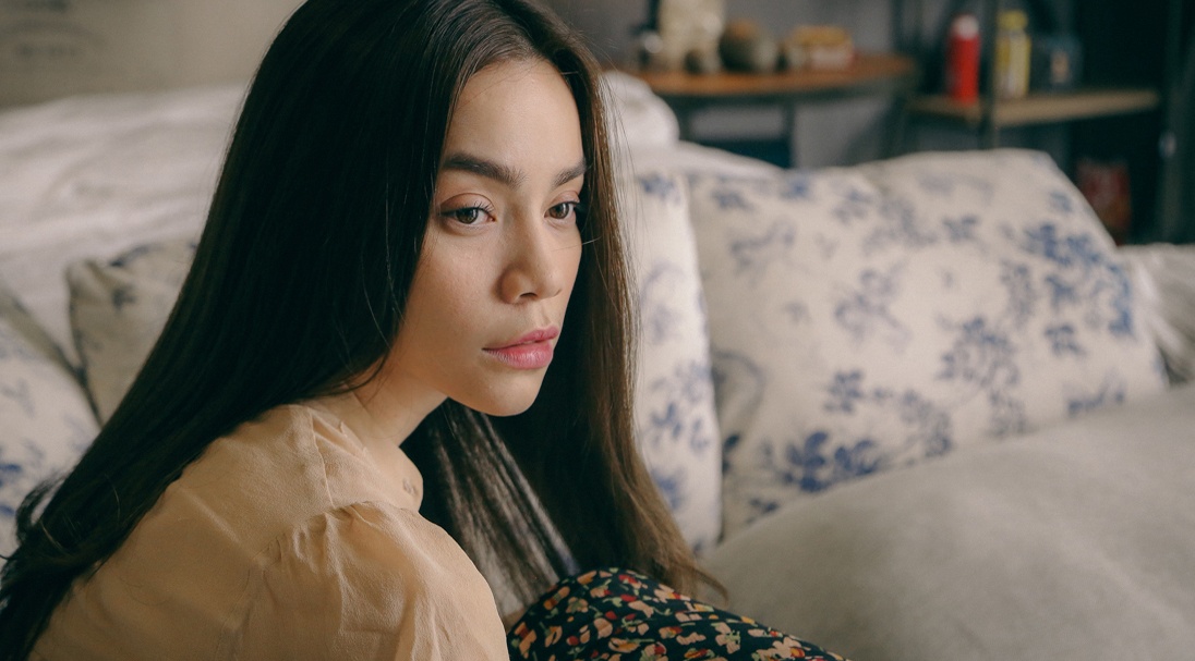 Ho Ngoc Ha khoc nuc no khi nho nguoi yeu cu trong MV hinh anh