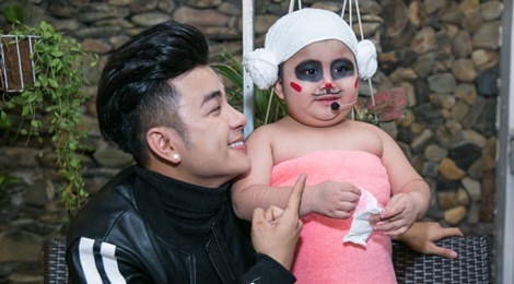 Tin Tin lan dau dung chung san khau voi bo hinh anh