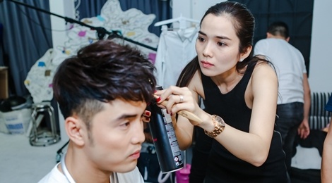 Ba xa Ung Hoang Phuc cham soc chong o hau truong chup hinh hinh anh