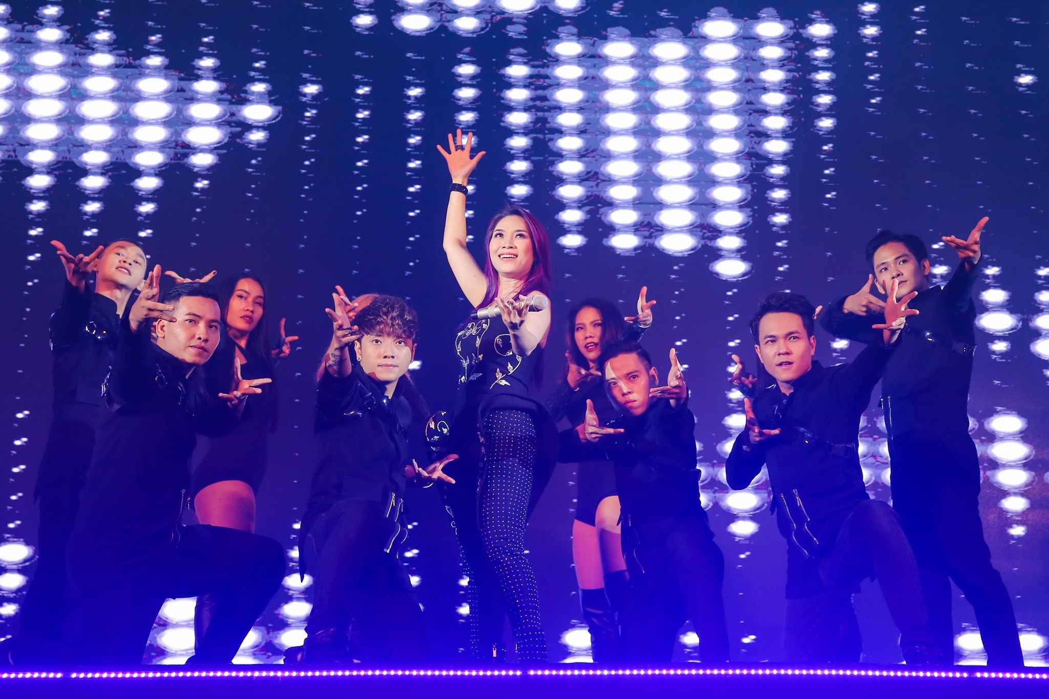 Mỹ Tâm quyến rũ trong bộ jumsuit hoa ảnh 3 My Tam quyen ru trong bo jumsuit hoa anh 3