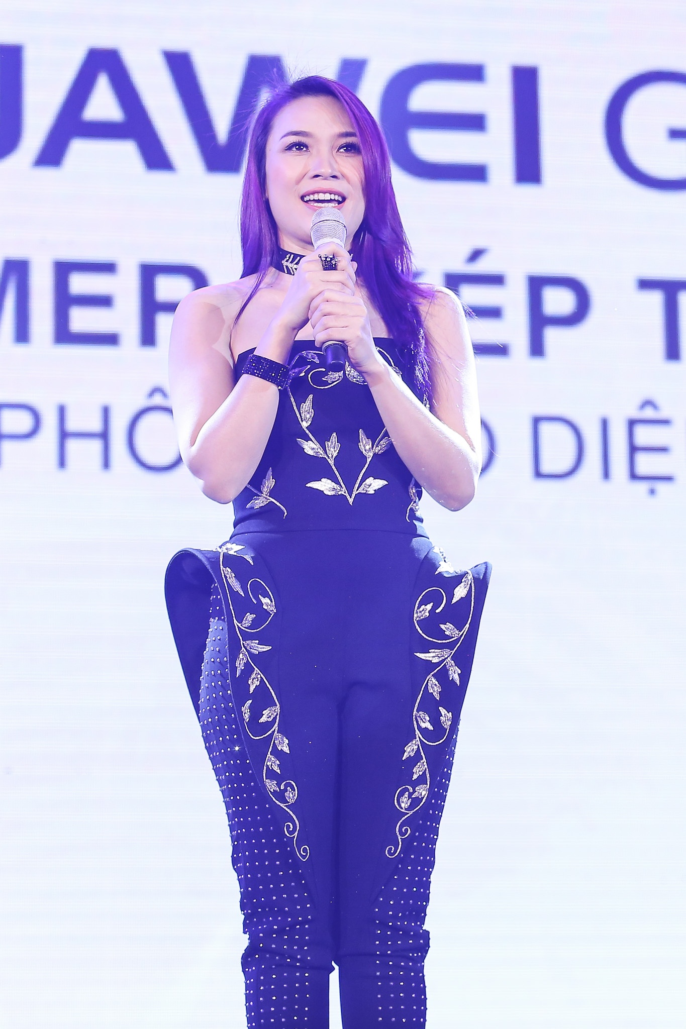 Mỹ Tâm quyến rũ trong bộ jumsuit hoa ảnh 1 My Tam quyen ru trong bo jumsuit hoa anh 1