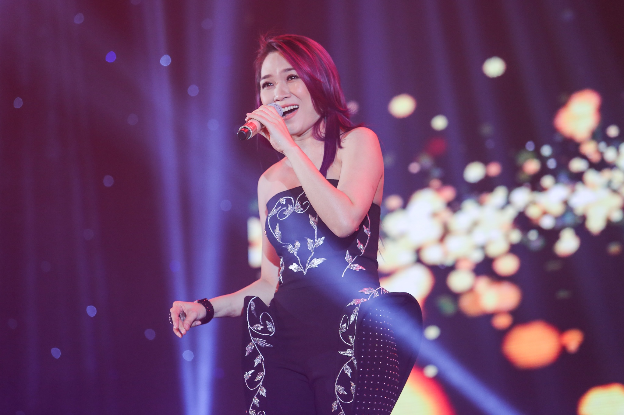 Mỹ Tâm quyến rũ trong bộ jumsuit hoa ảnh 2 My Tam quyen ru trong bo jumsuit hoa anh 2