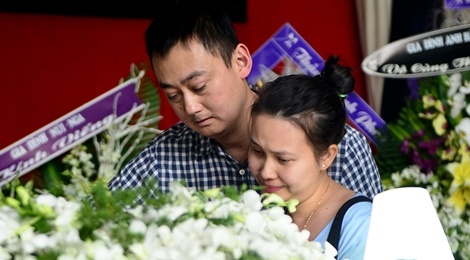 Con gai Quang Ly ve nuoc khoc nuc no ben linh cuu cha hinh anh