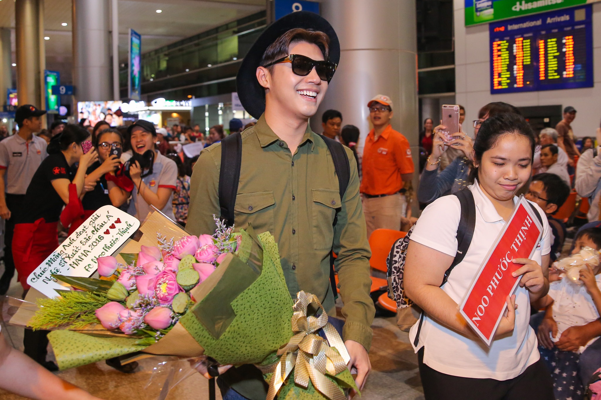 Noo Phước Thịnh về nước sau khi thắng giải MAMA ảnh 4 Noo Phuoc Thinh ve nuoc sau khi thang giai MAMA anh 4