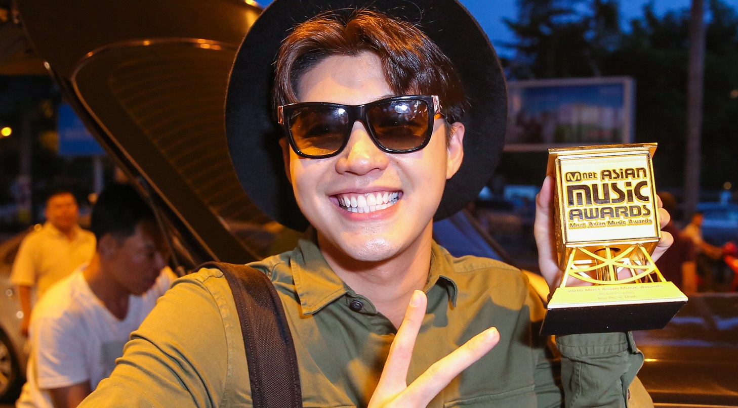 Noo Phuoc Thinh duoc fan chuc mung tai san bay hinh anh