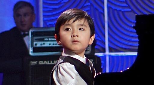 'Than dong piano' 5 tuoi goc Viet lan dau ve nuoc bieu dien hinh anh