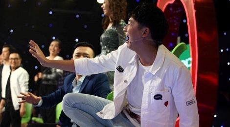 Tran Thanh te xuong san truoc hot girl hat tham hoa hinh anh