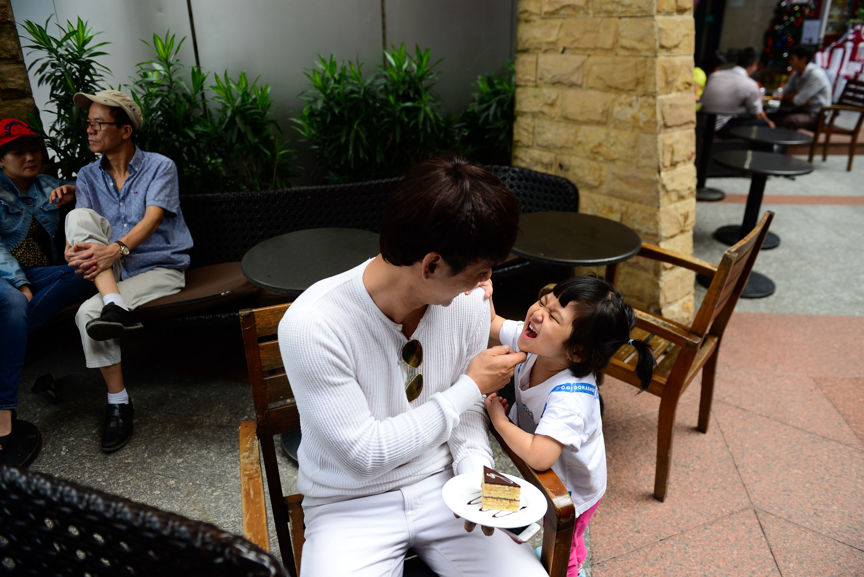 Ung Dai Ve va con gai di cong vien anh 1