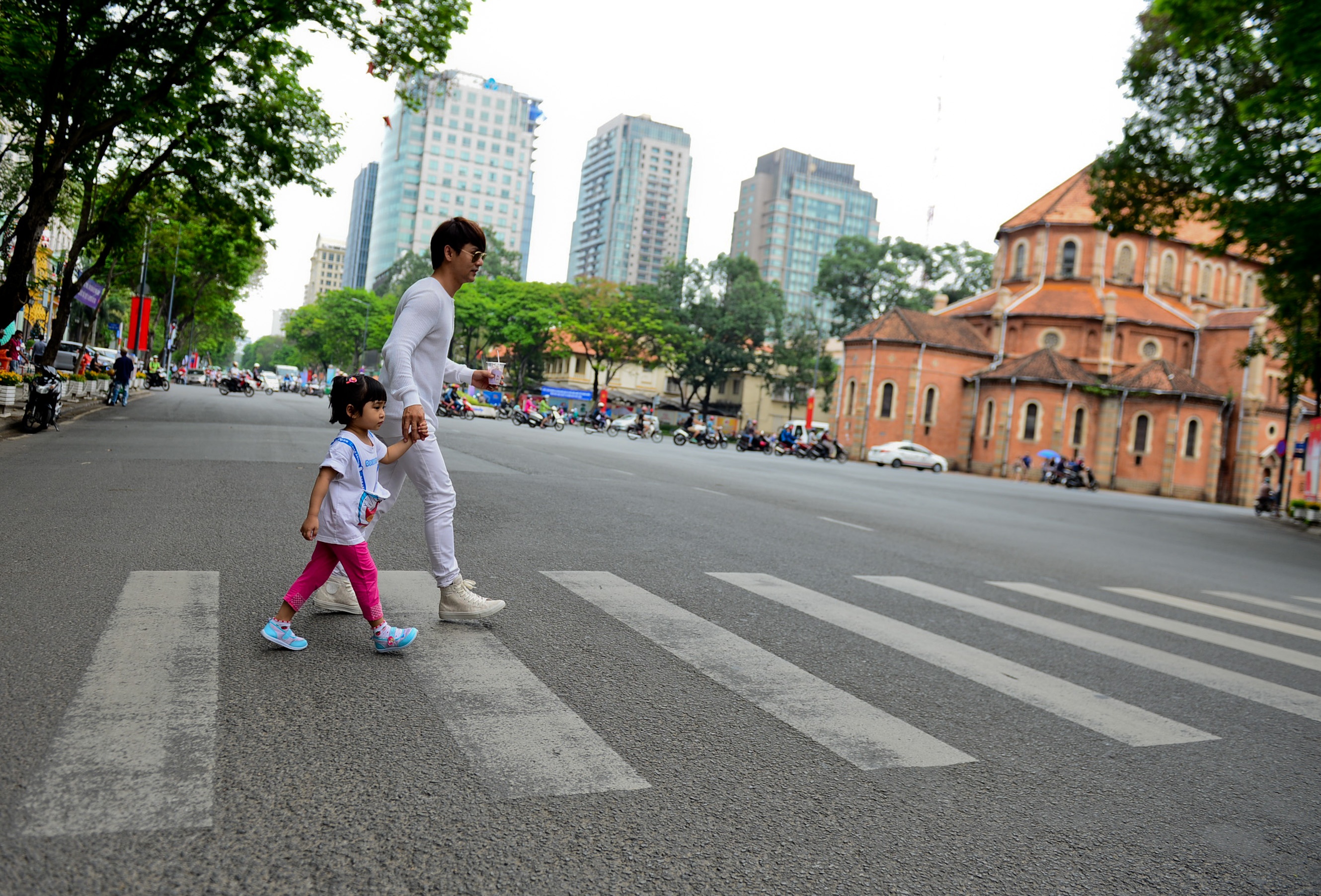 Ung Dai Ve va con gai di cong vien anh 13