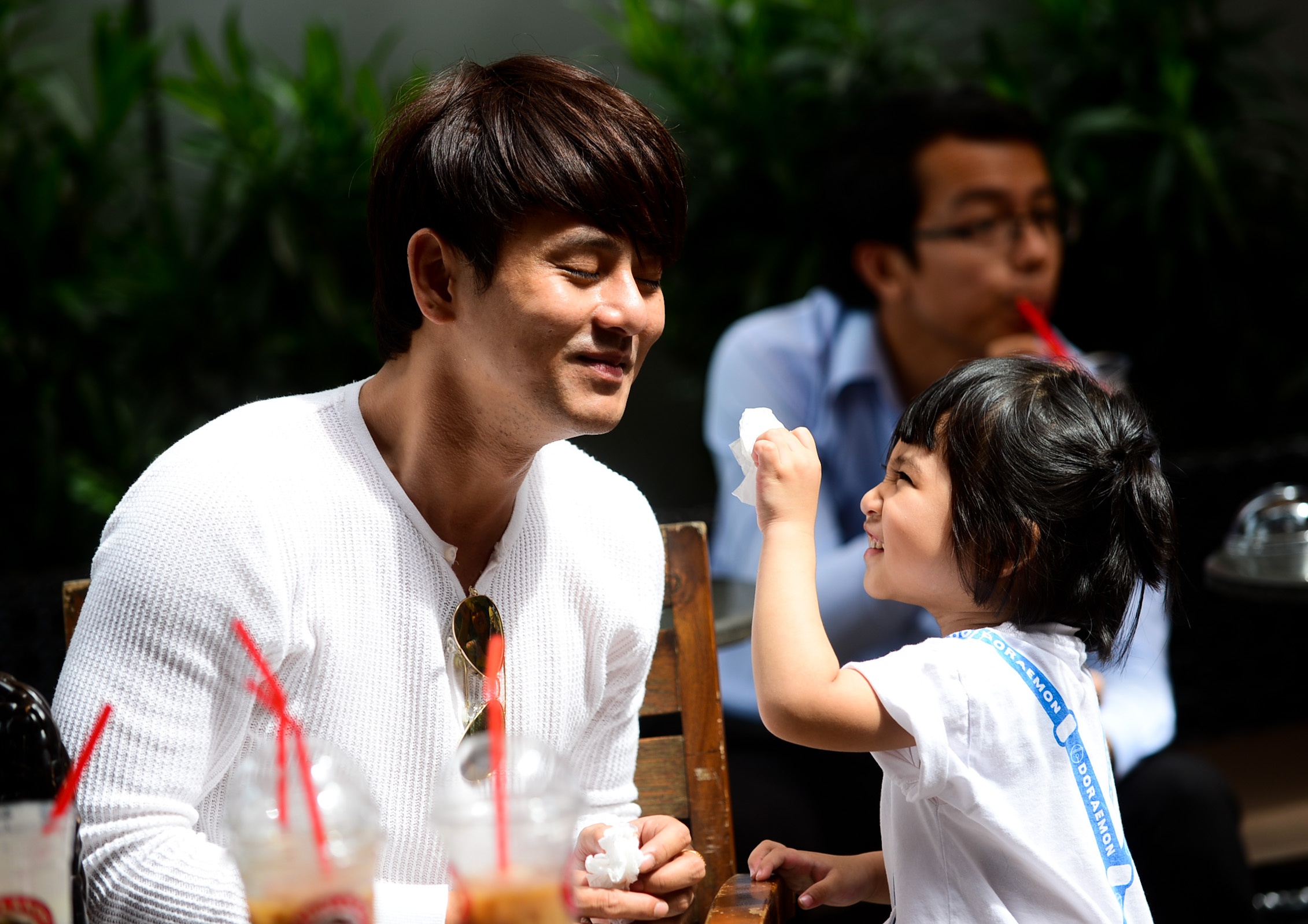 Ung Dai Ve va con gai di cong vien anh 3