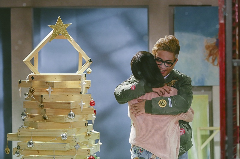 Bùi Anh Tuấn và Hương Tràm ôm nhau tình cảm ảnh 2 Bui Anh Tuan va Huong Tram om nhau tinh cam anh 2