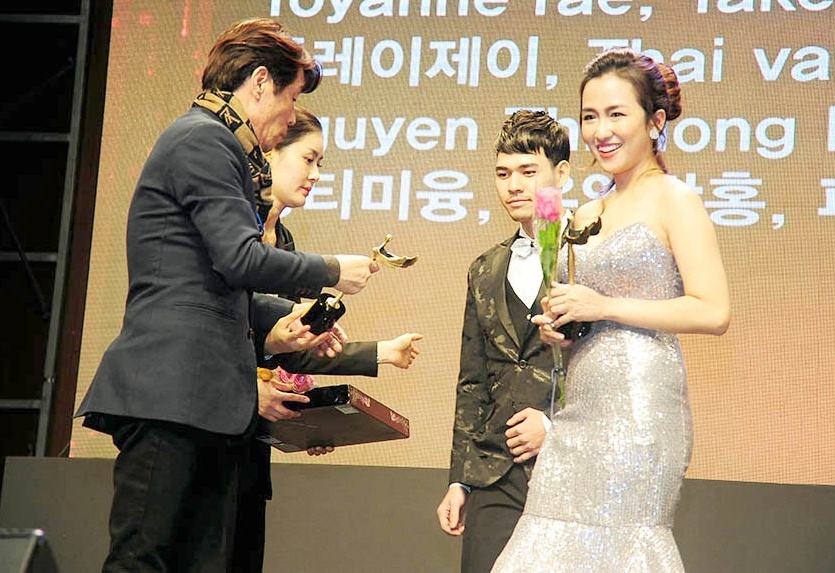 Trang Moon len tieng ve viec nhan giai thuong ao lang tai Han Quoc anh 1