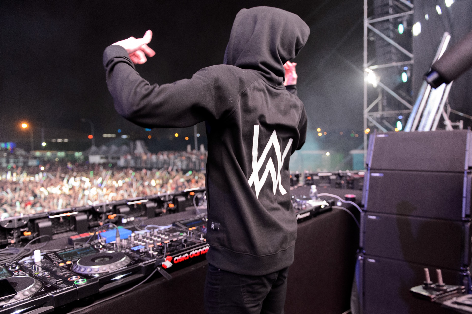 Dj alan. Алан Уокер едм. Alan Walker 135. Alan Walker фото. Alan Walker 135 Instrumental.