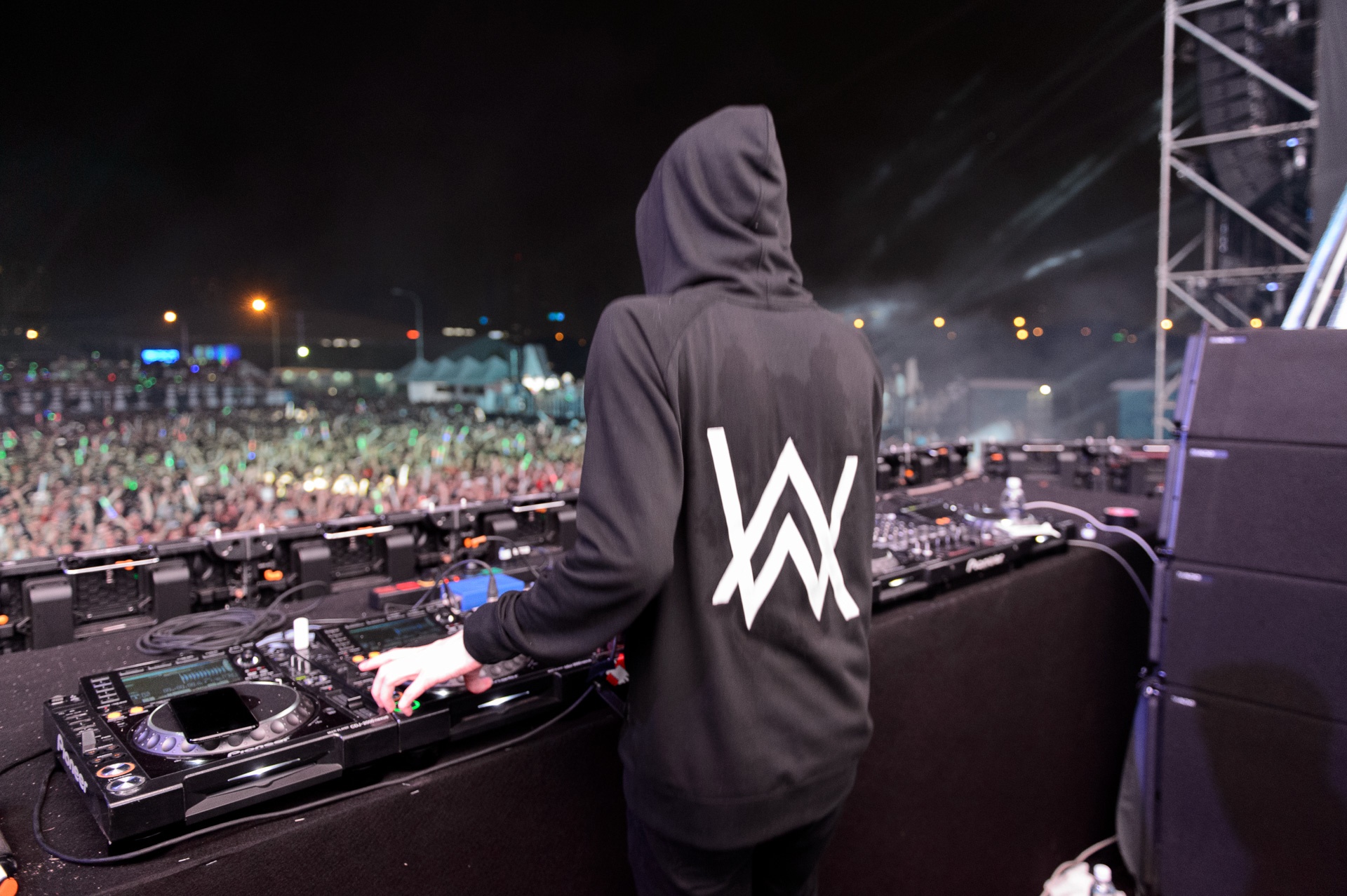 Alan Walker trinh dien tai TP.HCM anh 2